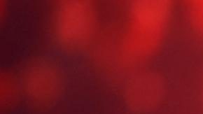 Los jugadores del Barcelona saludan a sus aficionados, mientras se ven bengalas encendidas por los seguidores del Slavia Praga tras finalizar el partido.