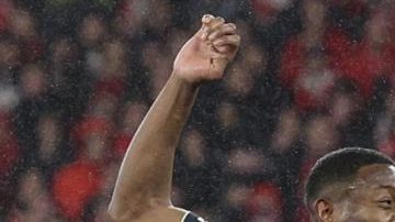 El portero del Benfica, Anatoliy Trubin (2-I), anota el gol que pone el marcador 4-2 durante el partido de fútbol de la Liga de Campeones de la UEFA entre el SL Benfica y el Real Madrid, en Lisboa, Portugal, el 28 de enero de 2026.