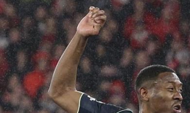 El portero del Benfica, Anatoliy Trubin (2-I), anota el gol que pone el marcador 4-2 durante el partido de fútbol de la Liga de Campeones de la UEFA entre el SL Benfica y el Real Madrid, en Lisboa, Portugal, el 28 de enero de 2026.