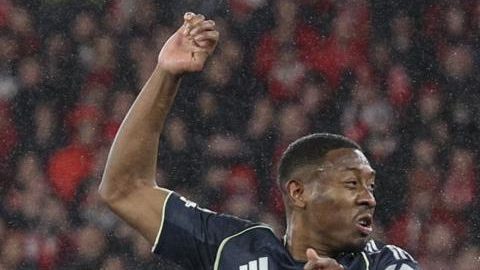 El portero del Benfica, Anatoliy Trubin (2-I), anota el gol que pone el marcador 4-2 durante el partido de fútbol de la Liga de Campeones de la UEFA entre el SL Benfica y el Real Madrid, en Lisboa, Portugal, el 28 de enero de 2026.