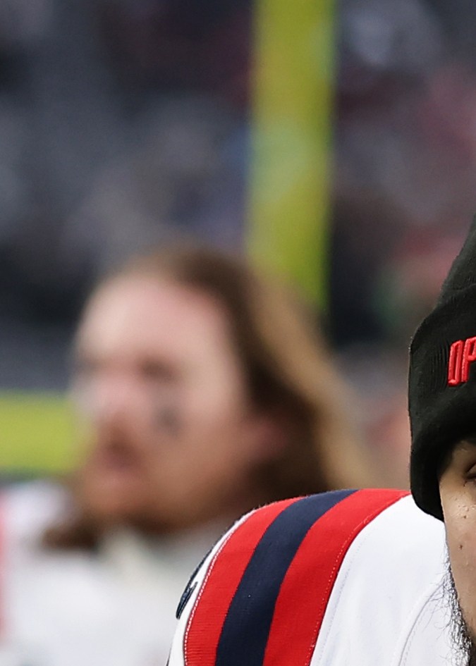 El pateador de los New England Patriots, Andy Borregales (36), abandona el campo tras un partido de la NFL contra los New York Jets, el domingo 28 de diciembre de 2025, en East Rutherford, Nueva Jersey. (Foto AP/Adam Hunger)