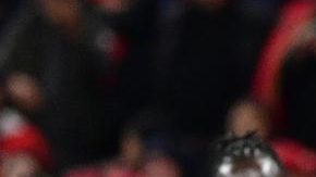 El marroquí Brahim Díaz se prepara para lanzar un penalti que posteriormente fue detenido por el portero senegalés Edouard Osoque Mendy (derecha) durante el partido de la final de la Copa Africana de Naciones.