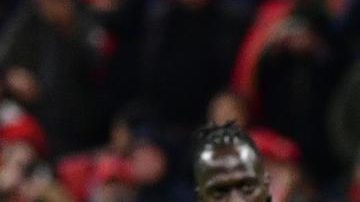 El marroquí Brahim Díaz se prepara para lanzar un penalti que posteriormente fue detenido por el portero senegalés Edouard Osoque Mendy (derecha) durante el partido de la final de la Copa Africana de Naciones.