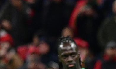 El marroquí Brahim Díaz se prepara para lanzar un penalti que posteriormente fue detenido por el portero senegalés Edouard Osoque Mendy (derecha) durante el partido de la final de la Copa Africana de Naciones.