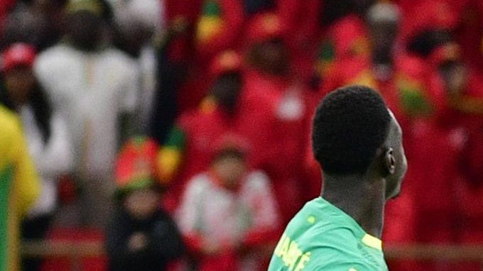 Pape Alassane Gueye (derecha) de Senegal en acción contra Ayoub El Kaabi (centro) de Marruecos durante el partido final de la Copa Africana de Naciones CAF 2025 entre Senegal y Marruecos en Rabat, Marruecos, el 18 de enero de 2026.