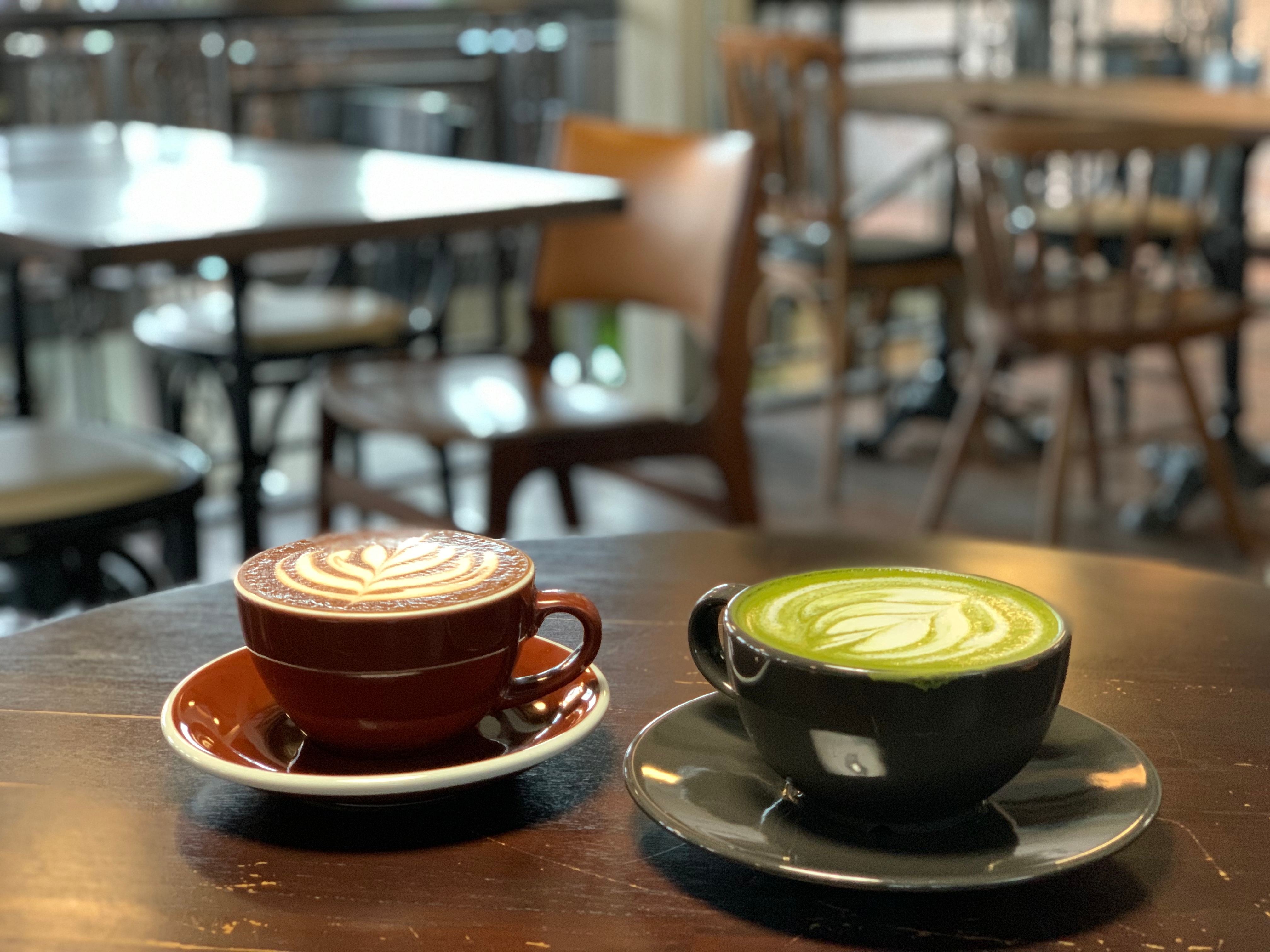 Dos potencias para tu cerebro: el café orgánico mejora la consolidación de la memoria y combate la depresión y el té matcha aporta una densidad de antioxidantes única para una claridad mental sostenida.