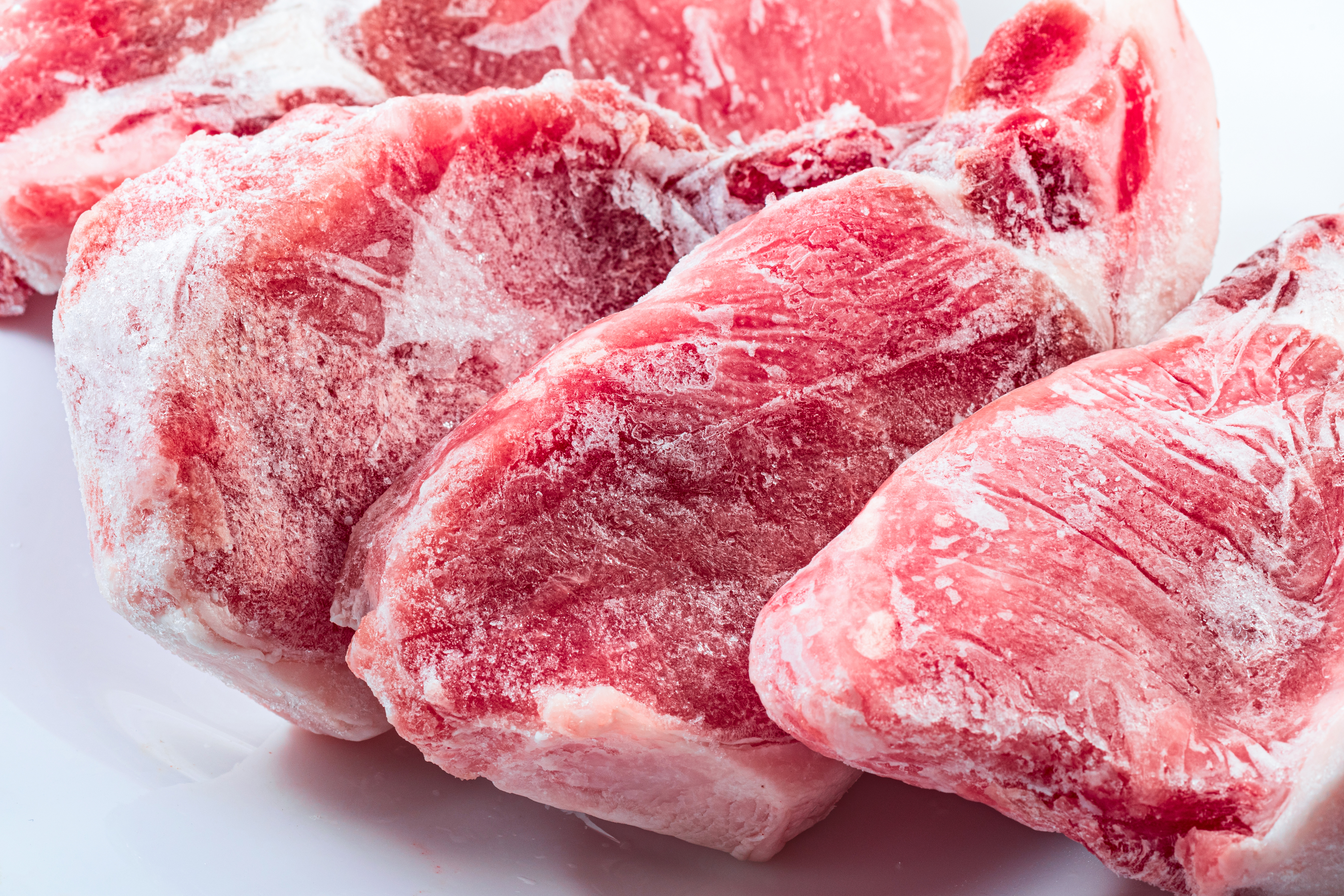 Antes de llevar esa carne a casa, observa los cristales de hielo y el empaque. Un envase inflado es señal de bacterias activas.