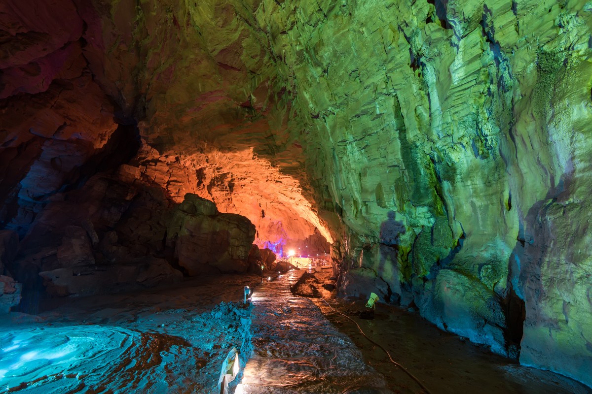 Construyó la casa perfecta dentro de una cueva en China: tiene agua, luz y plantas (Video)