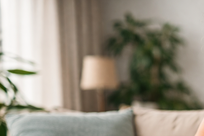 Mujer mayor de 40 años observando grasa abdominal en casa, cambios metabólicos asociados a la edad