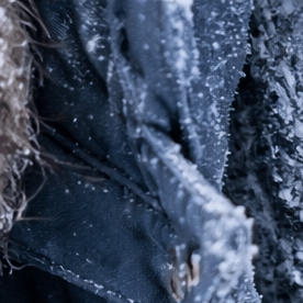 Persona con manos enrojecidas y entumecidas por frío extremo, señales de principio de congelamiento