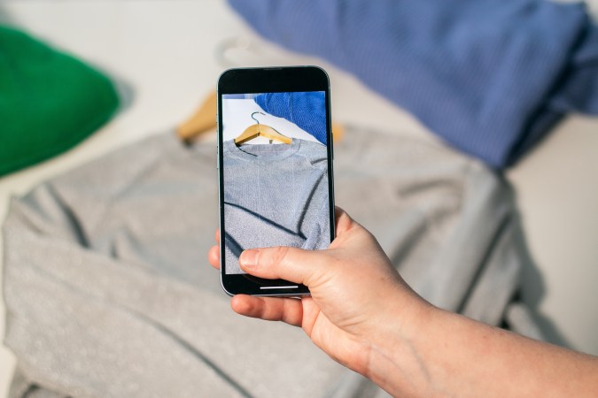 Por más que sea ropa usada o de segunda mano, una buena foto, de calidad y con el encuadre correcto, puede enganchar a muchos compradores.