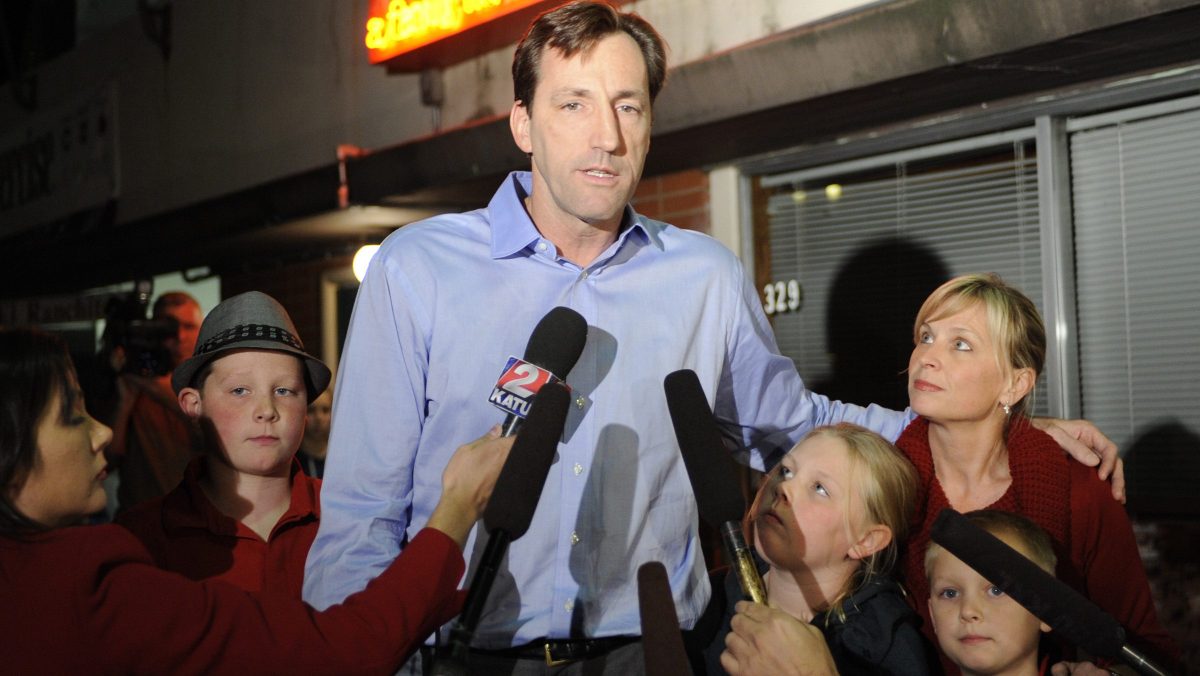 Exjugador de New York Knicks, Chris Dudley, se lanza por segunda vez a la gobernación de Oregón