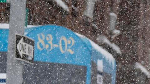Aunque la acumulación de nieve ha terminado, las carreteras y aceras permanecerán heladas y resbaladizas.