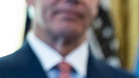 Trump advierte que una gran flota de EE.UU. se dirige a Irán, pero deja abierta la opción de un acuerdo