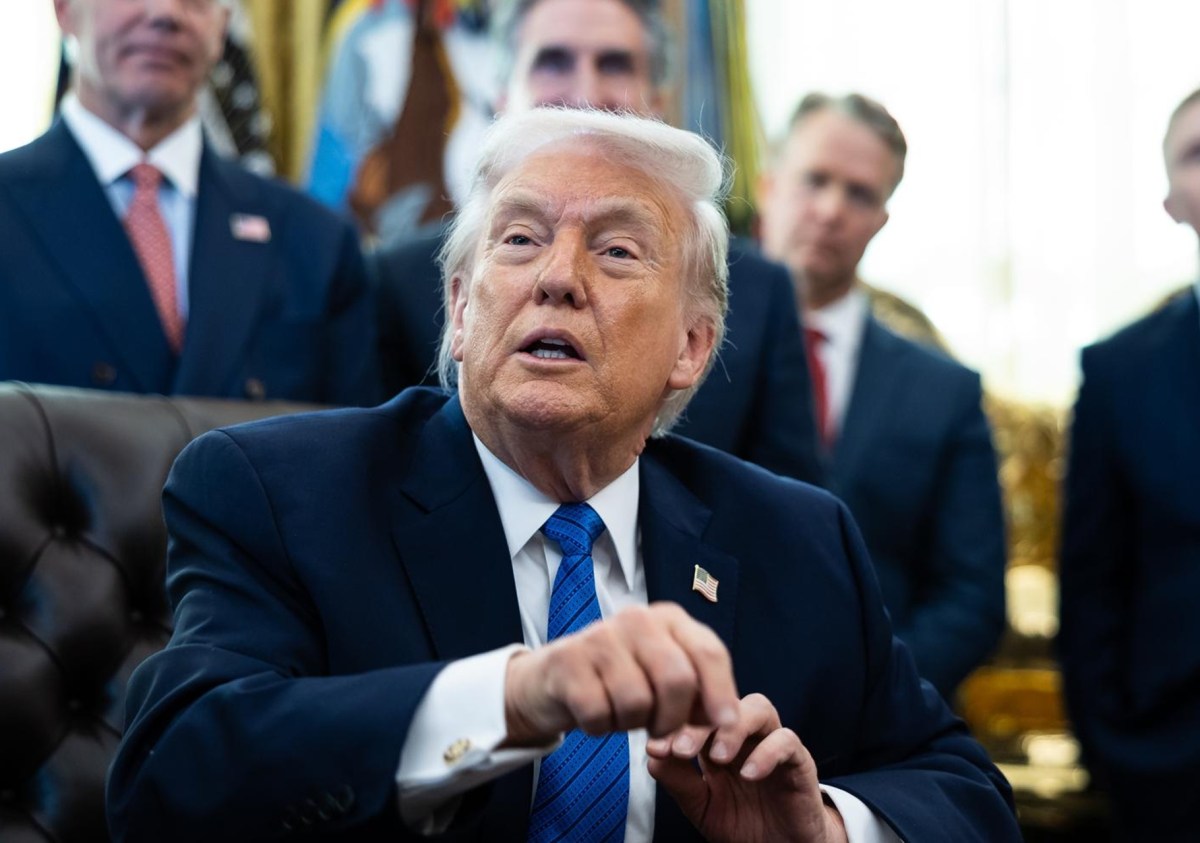 Trump advierte que una gran flota de EE.UU. se dirige a Irán, pero deja abierta la opción de un acuerdo