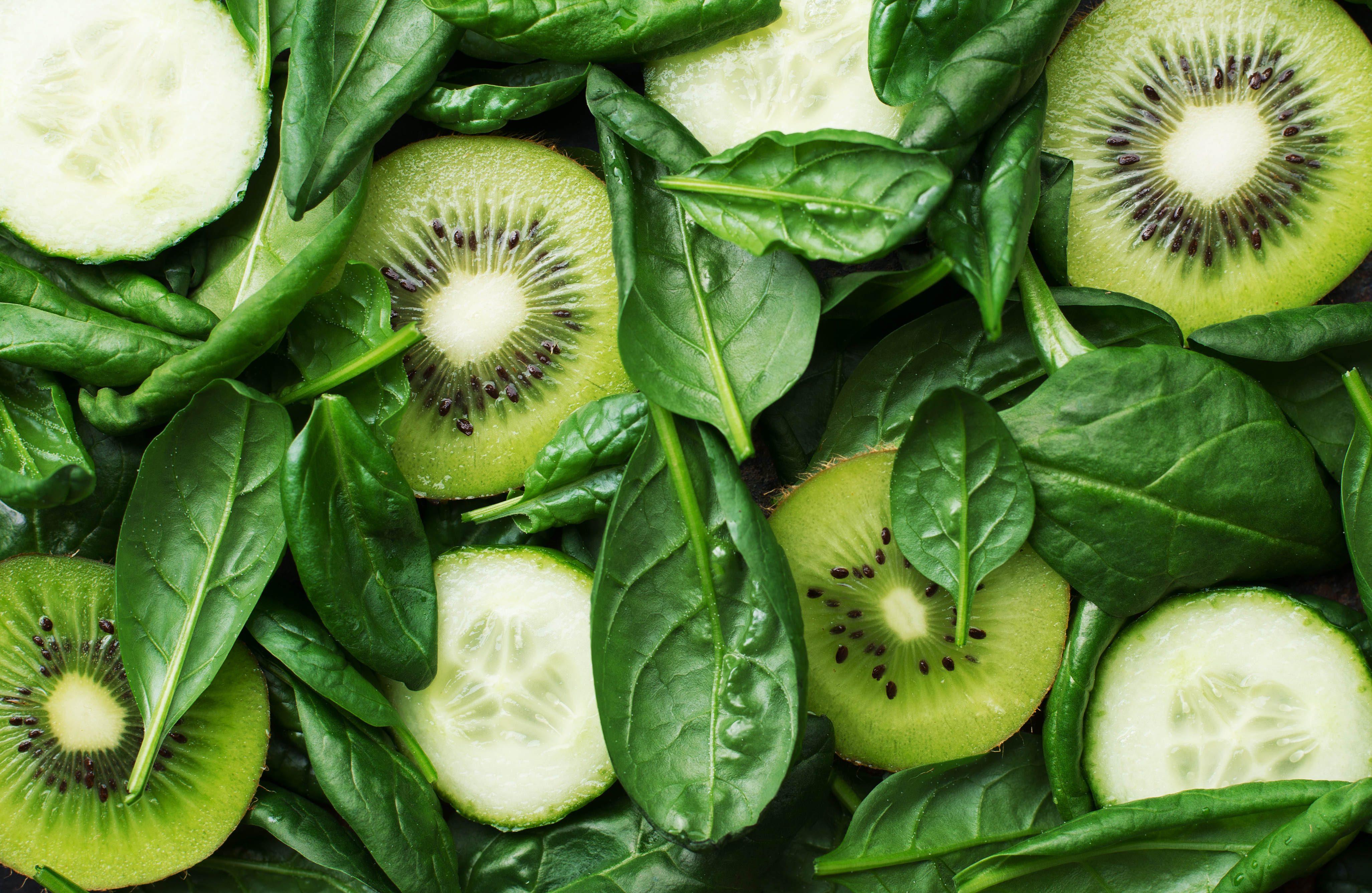 La combinación de vitamina C del kiwi y el hierro de la espinaca en este jugo verde potencia la regeneración de los tejidos y la salud dérmica.