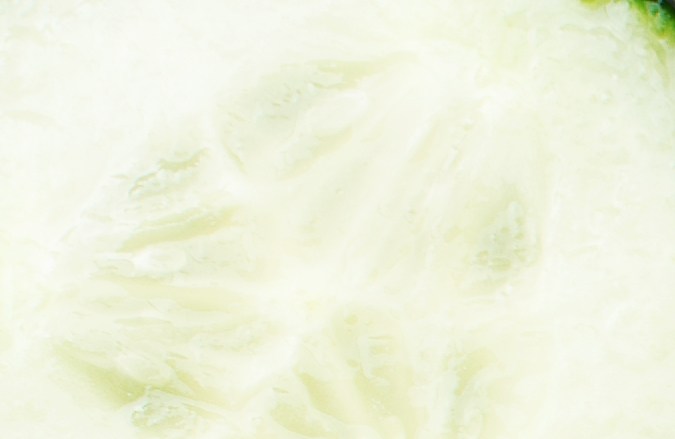 La combinación de vitamina C del kiwi y el hierro de la espinaca en este jugo verde potencia la regeneración de los tejidos y la salud dérmica.