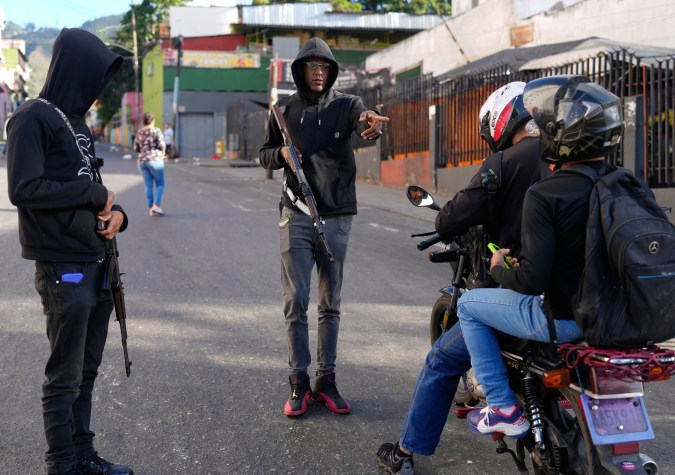 EE.UU. pide a sus ciudadanos salir de Venezuela de inmediato por amenazas del brazo armado del chavismo