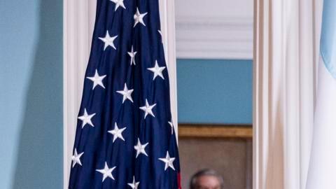 El secretario de Estado de Estados Unidos, Marco Rubio (d), posa para una fotografía con el presidente electo de Honduras, Nasry Asfura (i).