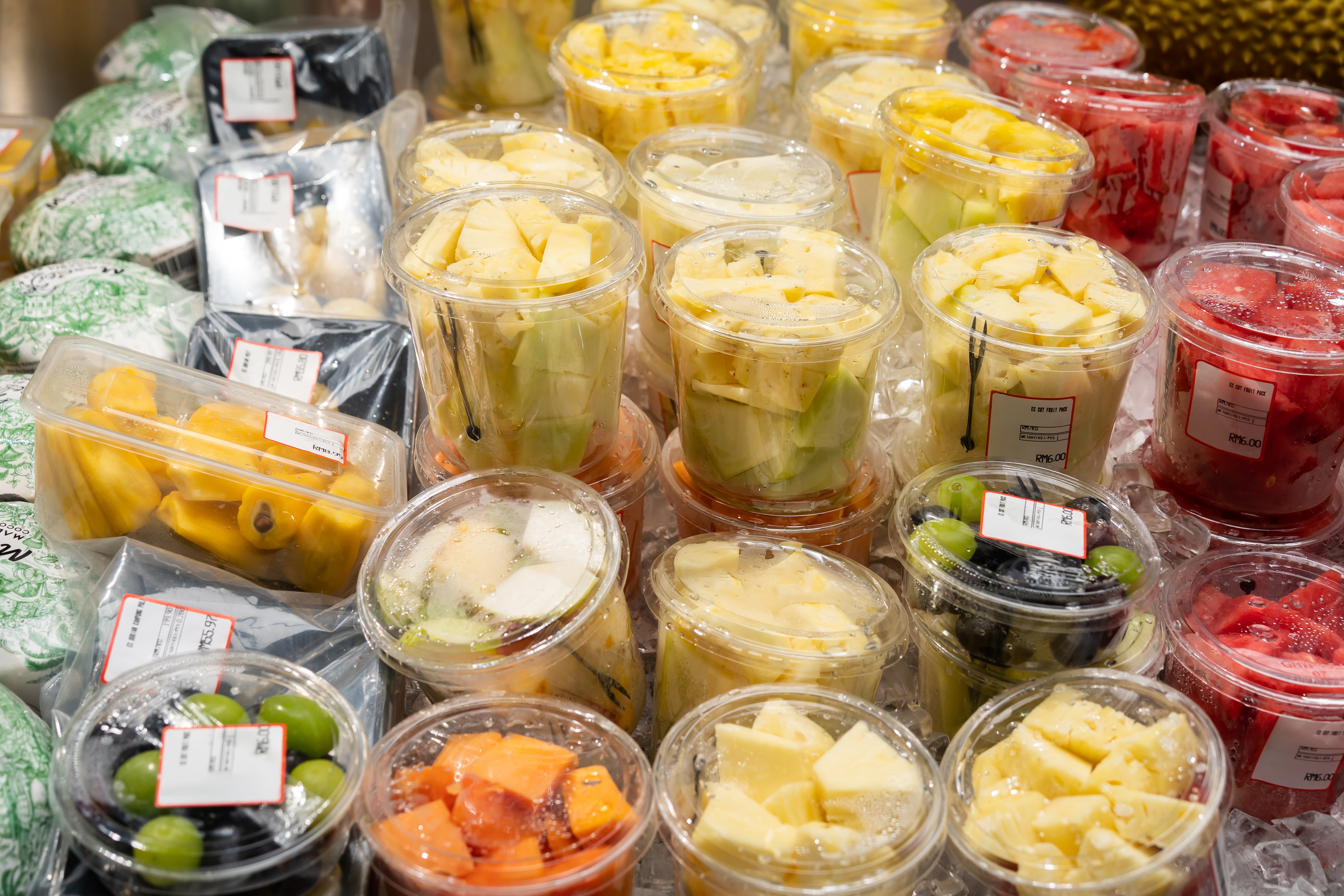Aunque las frutas precortadas ahorran tiempo, la oxidación les roba nutrientes. Opta por piezas enteras para garantizar máxima frescura y evitar microplásticos.