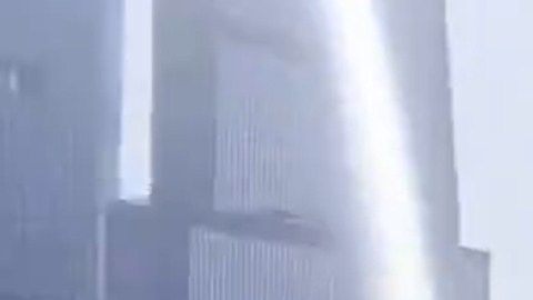 Captura de pantalla del video publicado por el DHS del barco de la Policía de Nueva York atrapado en el río Hudson.
