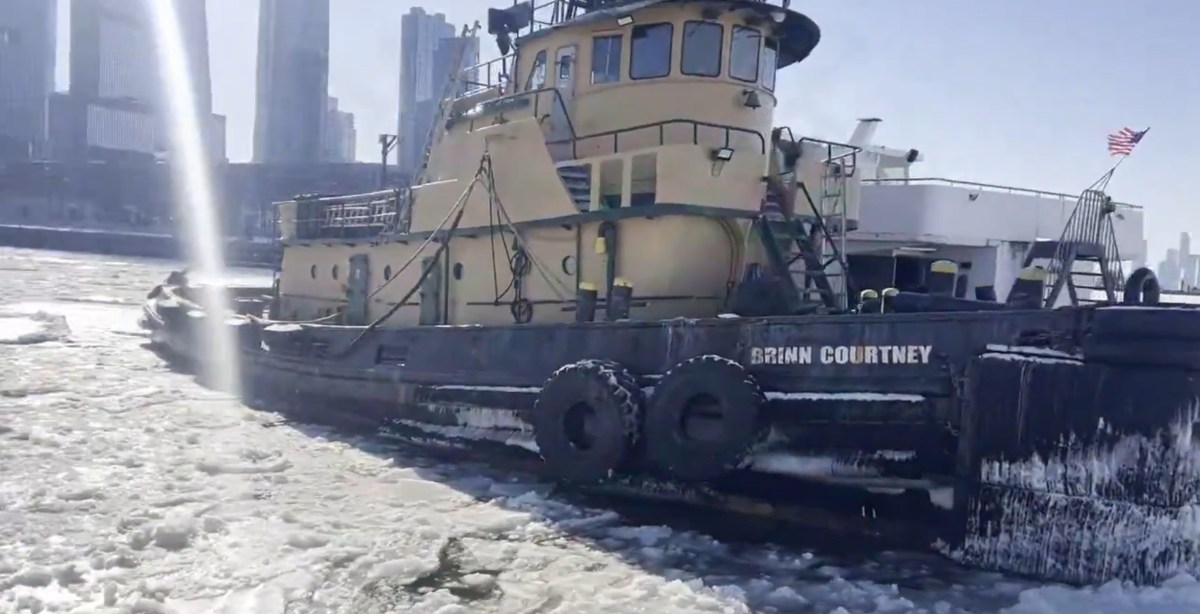 Video: Guardacostas libera un barco de la Policía de NY del río Hudson congelado
