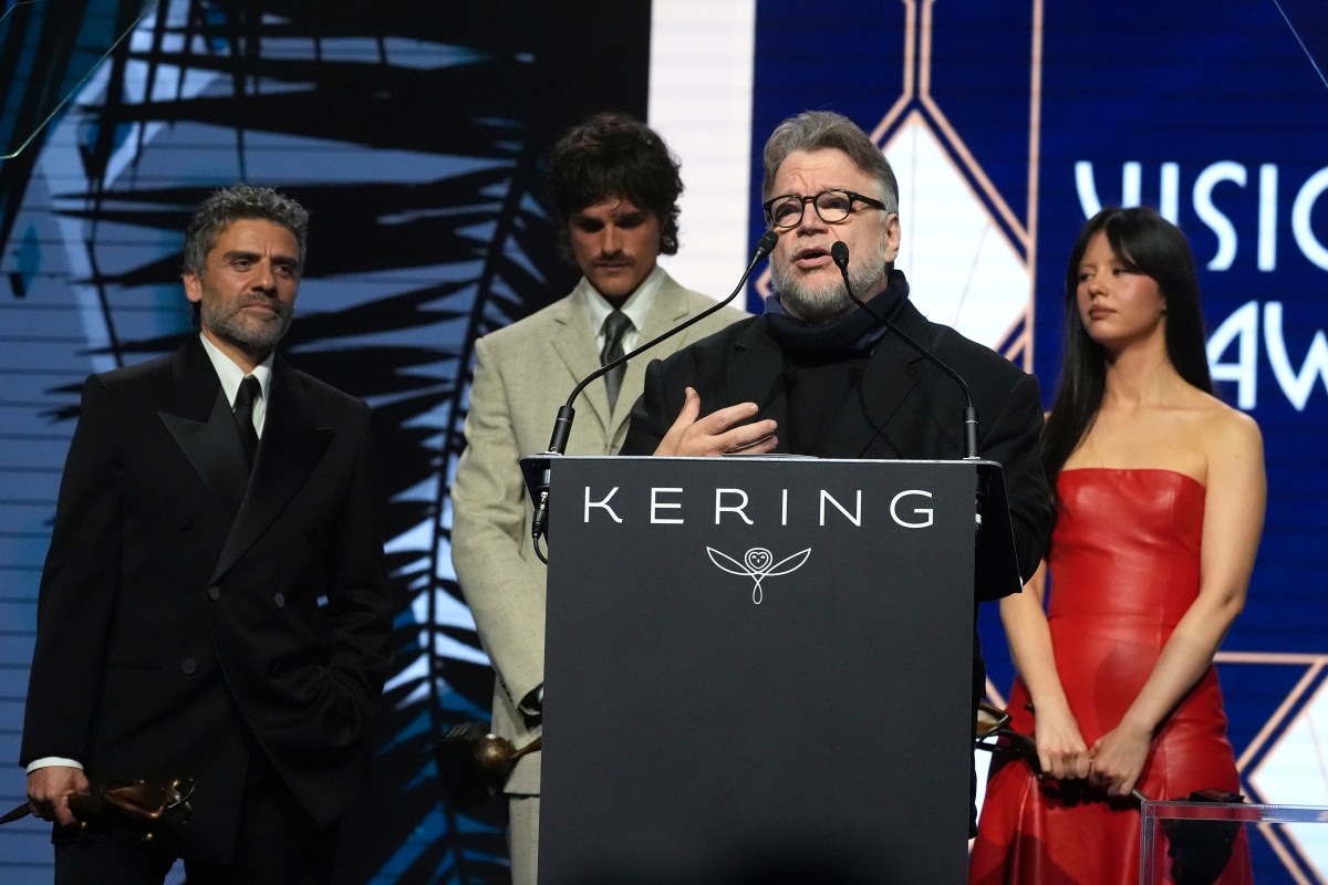 Guillermo Del Toro anuncia la muerte de su hermano mayor durante una entrega de premios