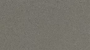 Denny Hamlin sube a su auto mientras se prepara para una sesión de práctica.