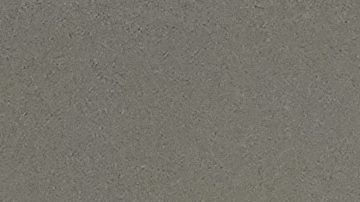 Denny Hamlin sube a su auto mientras se prepara para una sesión de práctica.