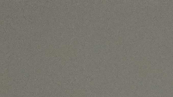 Denny Hamlin sube a su auto mientras se prepara para una sesión de práctica.