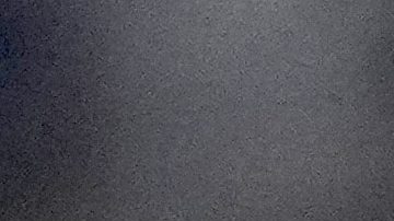 Hanser Alberto, de los Medias Blancas de Chicago, lanza a primera en un partido de béisbol.