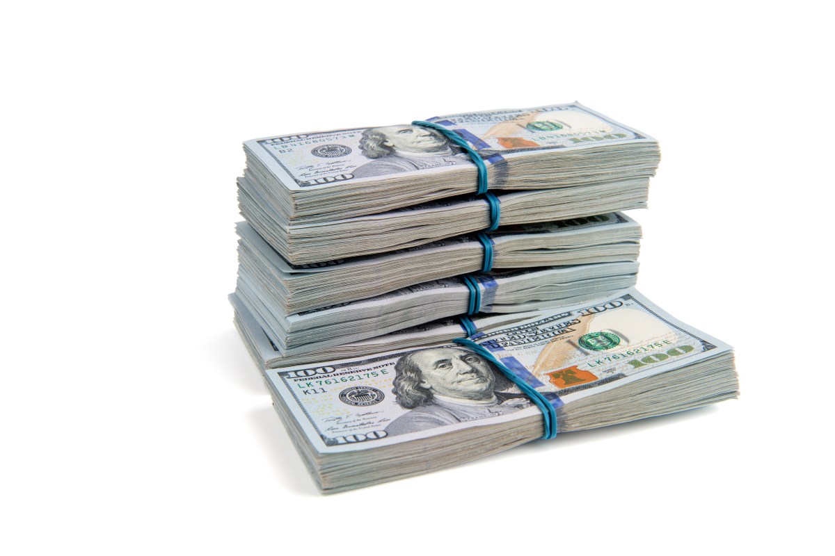 Hombre gana dos premios grandes con el mismo juego de lotería