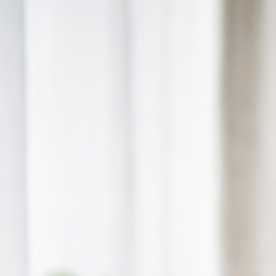 Hombre con sobrepeso sentado en su cama mostrando signos de malestar físico y cansancio