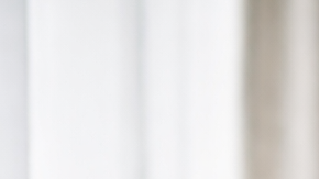 Hombre con sobrepeso sentado en su cama mostrando signos de malestar físico y cansancio