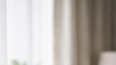 Hombre con sobrepeso sentado en su cama mostrando signos de malestar físico y cansancio