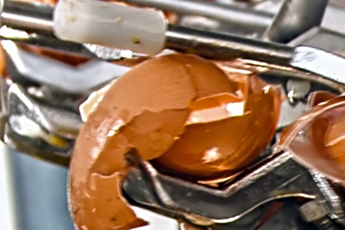 El proceso de pasteurización industrial aplica un calor preciso que elimina la Salmonella sin cocer el producto, garantizando un huevo líquido seguro y con su valor nutricional intacto.