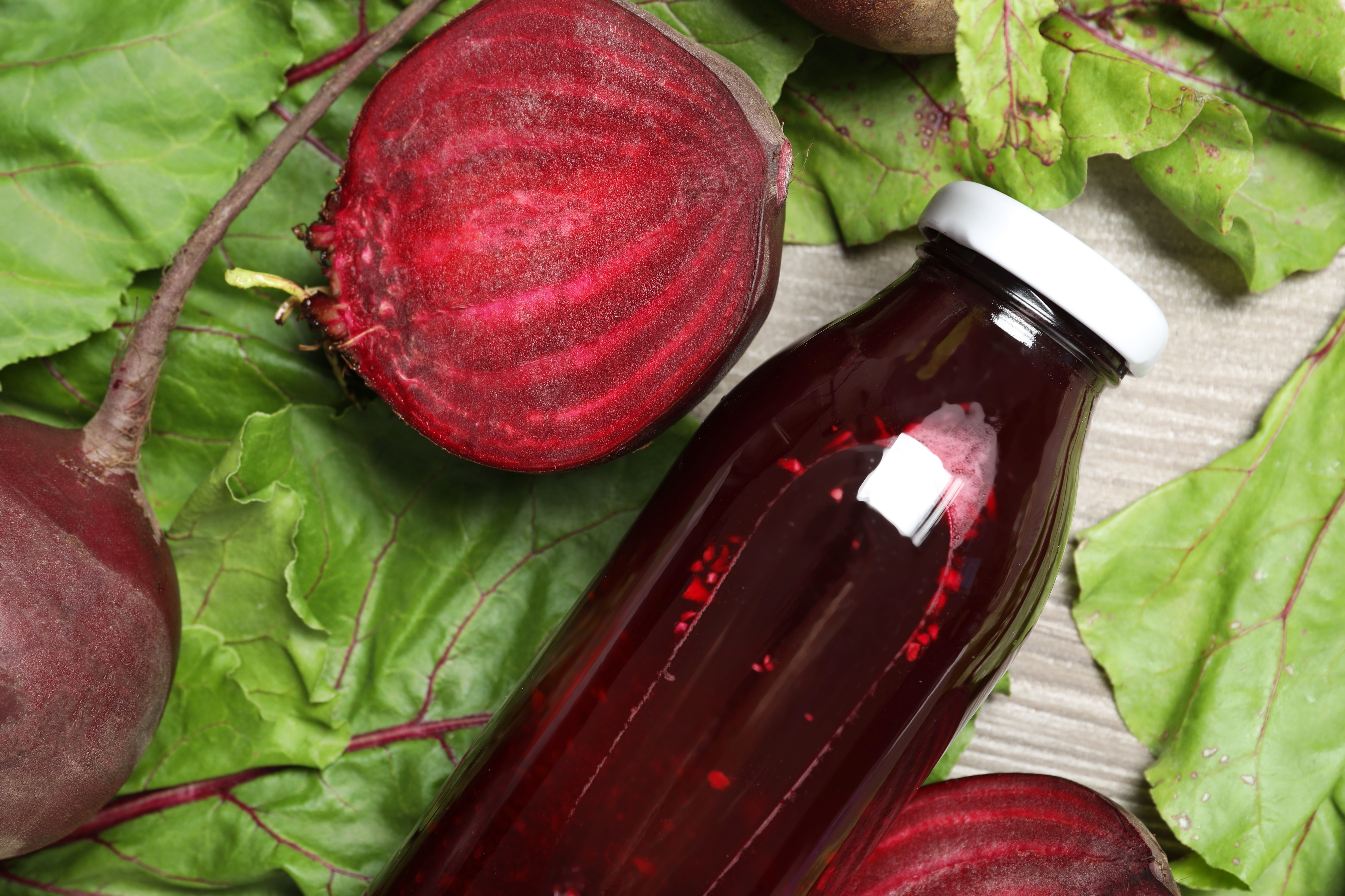 ¿Sabías que un vaso de jugo de remolacha es como un "respiro" profundo para tus neuronas? Su alto contenido en nitratos actúa como un potente vasodilatador, mejorando el flujo sanguíneo y garantizando que el oxígeno llegue a donde más lo necesitas.