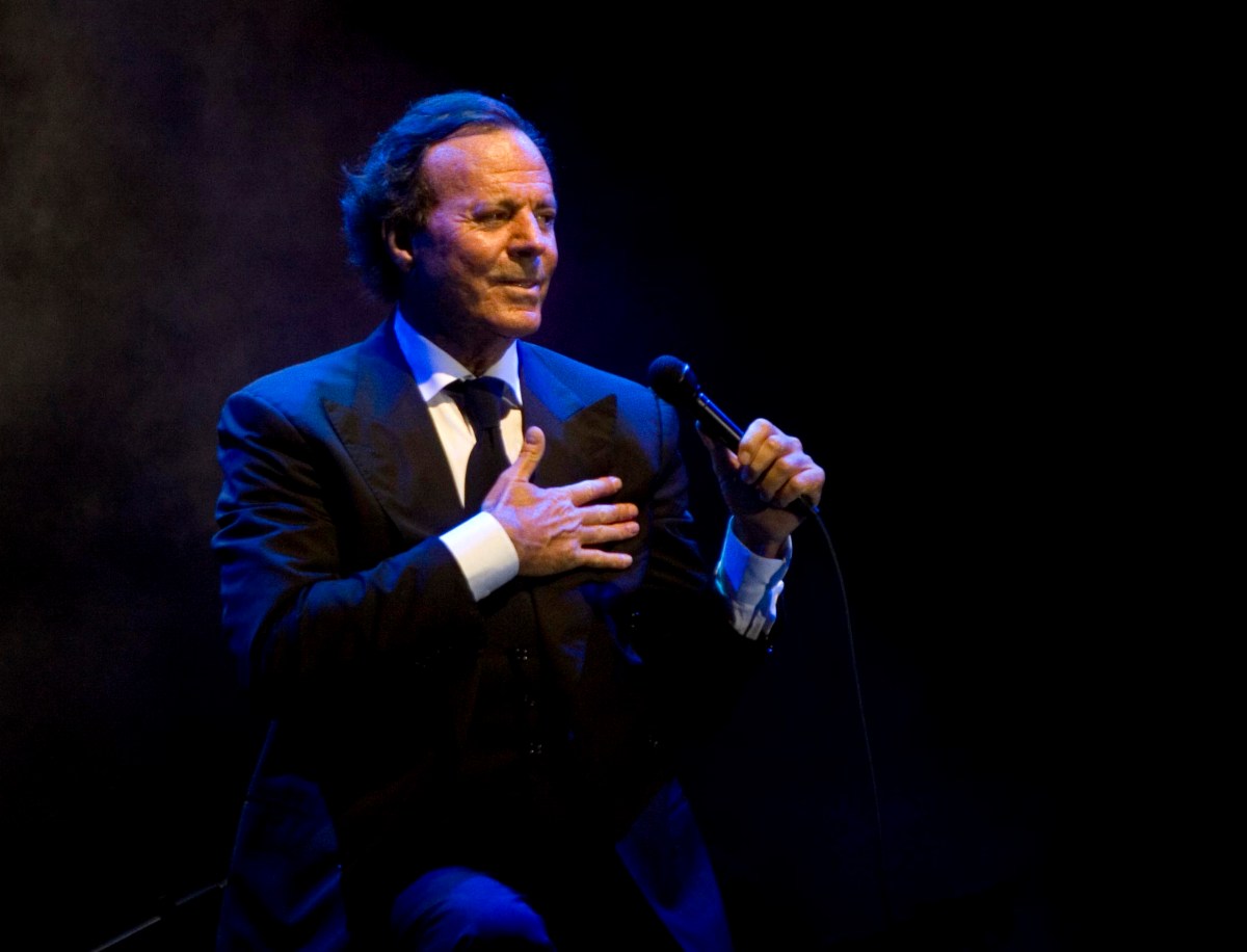 Julio Iglesias publica supuestos mensajes de las mujeres que lo acusan para desmentir las denuncias