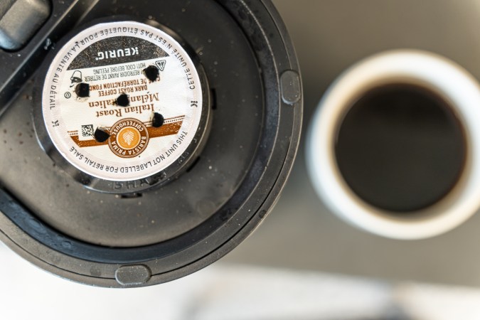 Seguridad alimentaria: Consumidores en California, Indiana y Nevada deben verificar sus cajas de café para evitar efectos secundarios por el error de etiquetado.