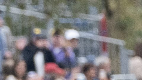 Albert Korir de Kenia cruza la línea de meta en segundo lugar en el maratón de la ciudad de Nueva York.