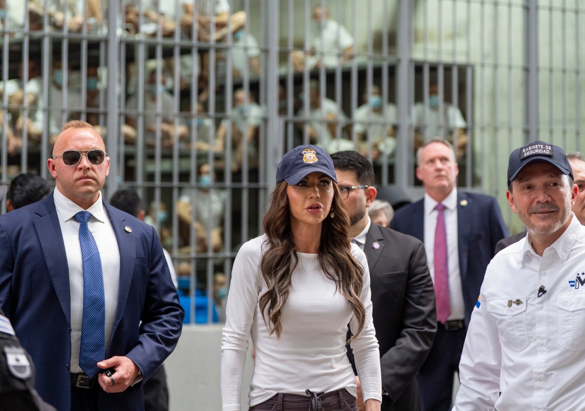 Programa ’60 Minutes’ emite reportaje sobre deportaciones de Trump que había sido suspendido