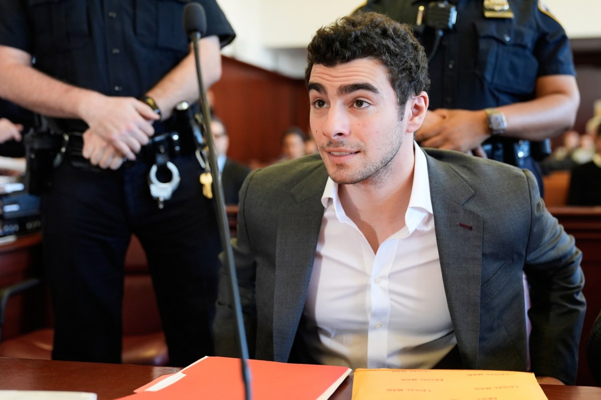 Luigi Mangione reaparece con nuevo look en audiencia federal en Nueva York