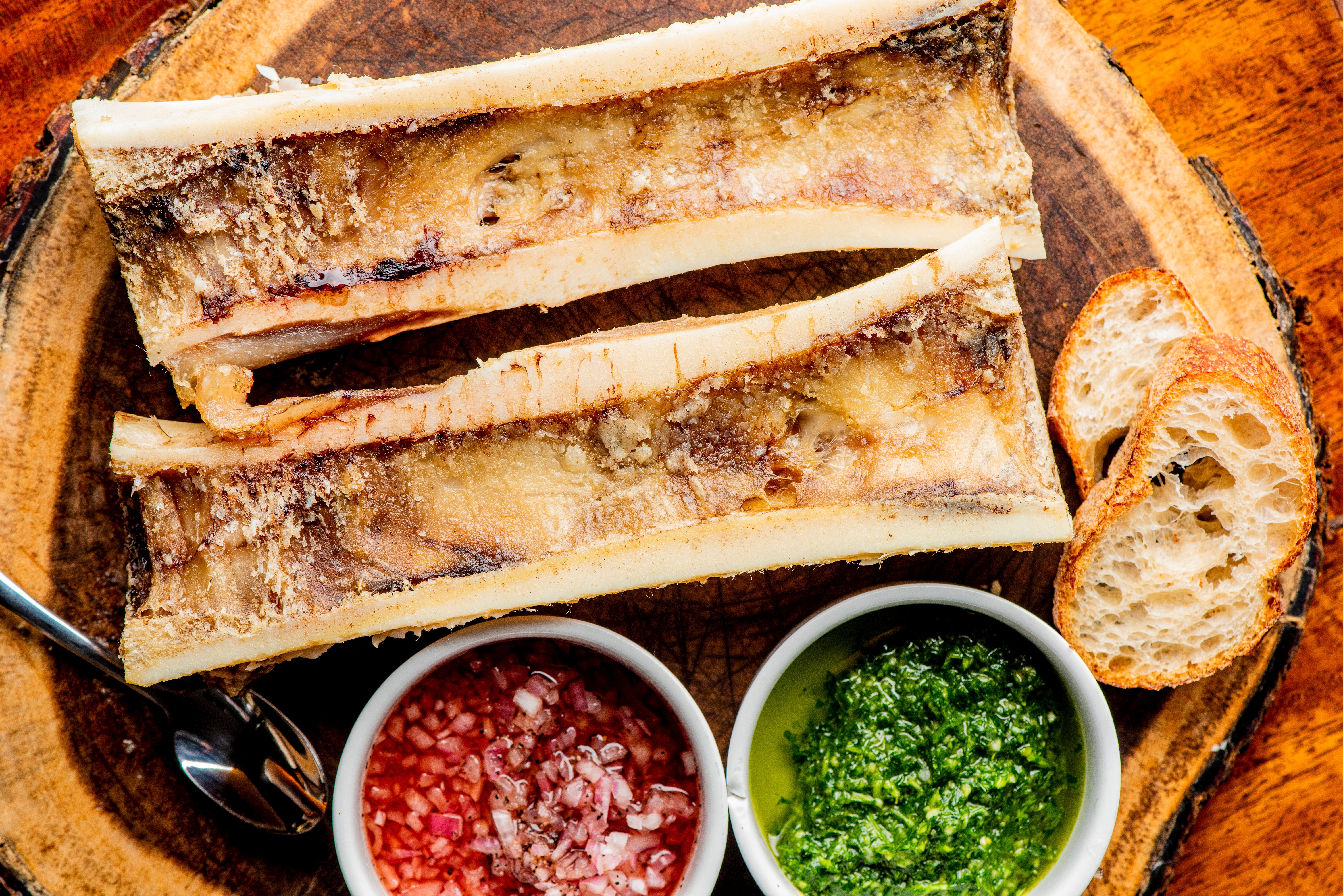 La mantequilla de tuétano combina la cremosidad láctea con la intensidad de la res, creando una textura untable perfecta para sellar cortes de carne premium.