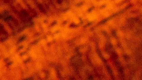 La mantequilla de tuétano combina la cremosidad láctea con la intensidad de la res, creando una textura untable perfecta para sellar cortes de carne premium.