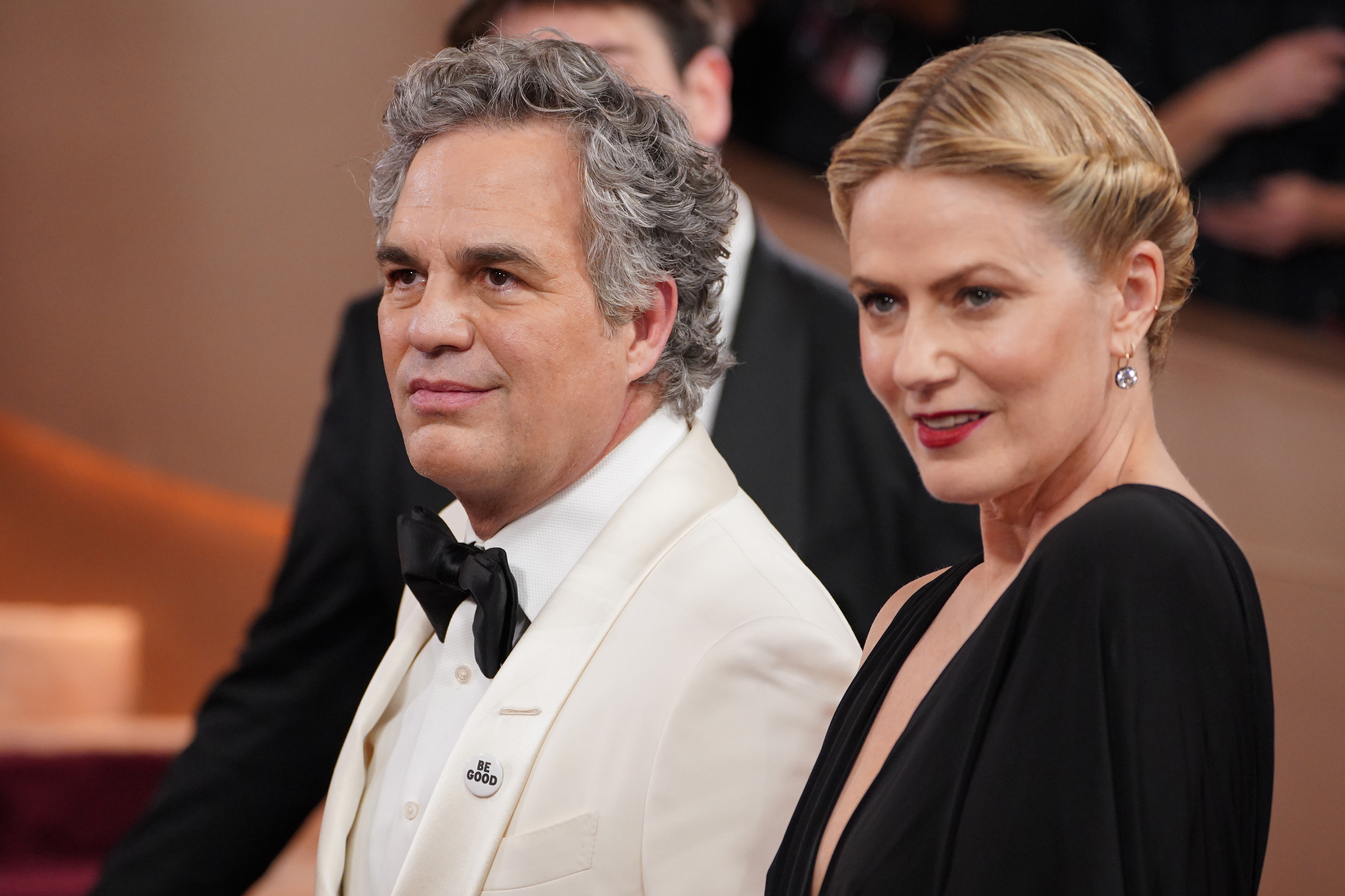 Mark Ruffalo y Wanda Sykes protestan contra ICE en los Golden Globes ...