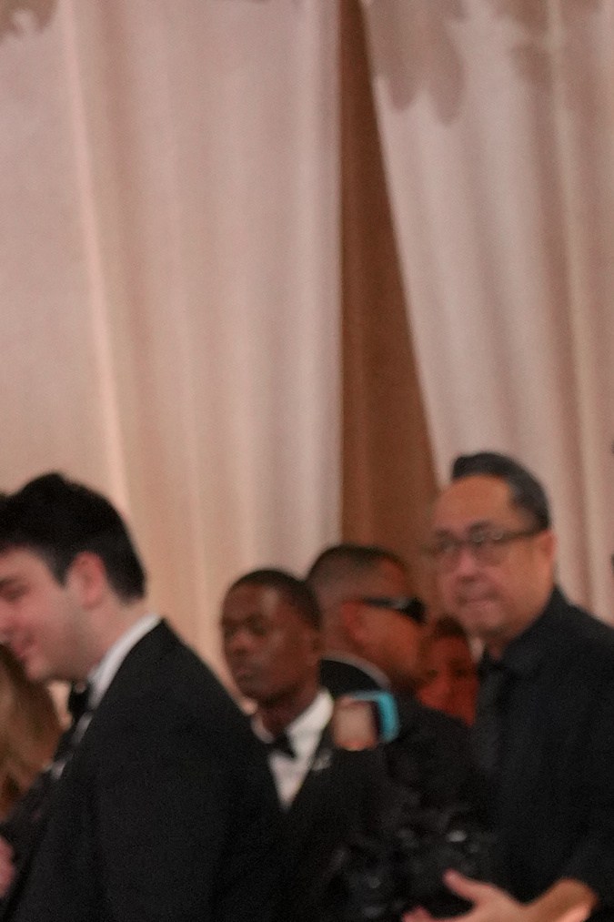 Mark Ruffalo y su esposa Sunrise Coigney en la alfombra roja de los Golden Globes 2026.