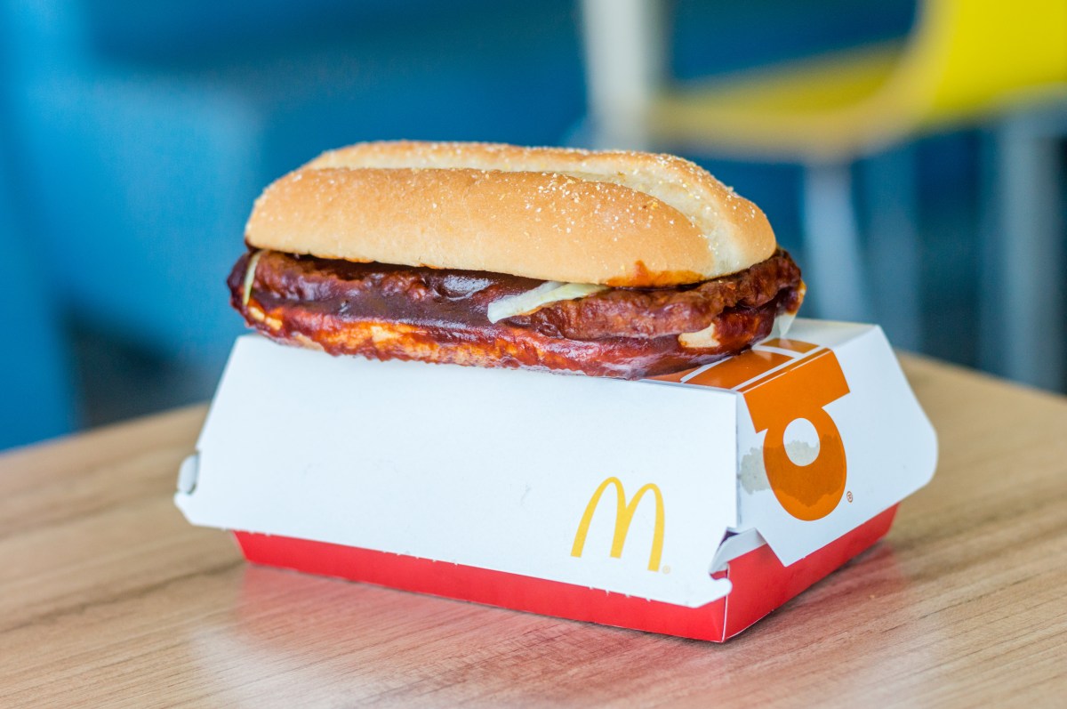 McDonald’s enfrenta demanda porque el McRib no tiene carne de costilla