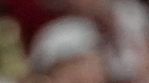 El mariscal de campo de Indiana, Fernando Mendoza, sostiene el trofeo tras su victoria contra Miami.