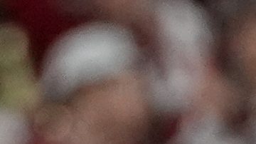 El mariscal de campo de Indiana, Fernando Mendoza, sostiene el trofeo tras su victoria contra Miami.