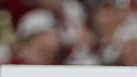 El mariscal de campo de Indiana, Fernando Mendoza, sostiene el trofeo tras su victoria contra Miami.